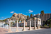 Alicante, Vorplatz, mit Römischen Säulen vor der Burg Santa Barbara am Hafen, Costa Blanca, Spanien
