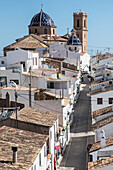 Altea Blick auf die Hauptstraße San Miguel und die Kirche Nuestra Senora de Consuleo, Costa Blanca, Spanien
