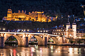 Alte Neckarbrücke mit Blick auf das Heidelberger Schloss und Altstadt am Abend, Baden-Württemberg, Deutschland