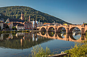 Alte Neckarbrücke mit Blick auf die Heidelberger Altstadt, Baden-Württemberg, Deutschland