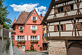 Historische Häuser an der Stadtmauer von Dinkelsbühl, Mittelfranken, Bayern, Deutschland