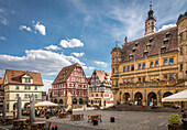 Historische Häuser und Rathaus am Marktplatz in der Altstadt von Rothenburg ob der Tauber, Mittelfranken, Bayern, Deutschland