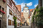 Historische Häuser und Weißer Turm in der Georgengasse in der Altstadt von Rothenburg ob der Tauber, Mittelfranken, Bayern, Deutschland