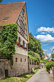 Historisches Fachwerkhaus an der Stadtmauer von Dinkelsbühl, Mittelfranken, Bayern, Deutschland
