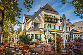 Biergarten des historischen Gasthofs 'Zur Linde' auf der Fraueninsel im Chiemsee, Oberbayern, Bayern, Deutschland