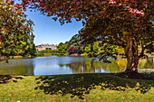 Teich und altes Schloss, Sheffield Park Garden, East Sussex, England