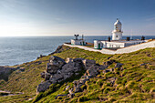 Pendeen Lighthouse und Küstenlandschaft, Penwith-Halbinsel, Cornwall, England