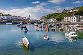 Bunte Fischerboote im Hafen von Porthleven, Cornwall, England