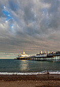 Pier in Eastbourne bei Sonnenuntergang, East Sussex, England