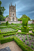Friedhof und St James' Church in Avebury, Wiltshire, England
