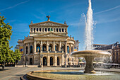 Lucae-Brunnen mit Alter Oper, Frankfurt, Hessen, Deutschland