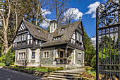 Torhaus im Park von Schloss Friedrichshof in Kronberg, Taunus, Hessen, Deutschland