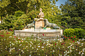 Durstbrunnen im Jubiläumspark, einem Abschnitt des Kurparks in Bad Homburg vor der Höhe, Taunus, Hessen, Deutschland