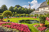 Orangerie, Brunnen, im Hintergrund Landgrafenschloss mit weißem Turm, Bad Homburg vor der Höhe, Taunus, Hessen, Deutschland