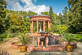 Elisabethenbrunnen (erbaut 1918) im Kurpark von Bad Homburg vor der Höhe, Taunus, Hessen, Deutschland