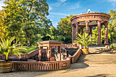 Elisabethenbrunnen (erbaut 1918) im Kurpark von Bad Homburg vor der Höhe, Taunus, Hessen, Deutschland