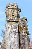 Geschnitzte Figuren von Fischern in Zingst, Mecklenburg-Vorpommern, Norddeutschland, Deutschland
