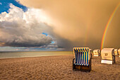 Strandkörbe mit Sturmwolken in Prerow, Mecklenburg-Vorpommern, Norddeutschland, Deutschland