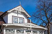 Historisches schön verziertes, weißes Holzhaus im Ortskern von Prerow, Mecklenburg-Vorpommern, Ostsee, Norddeutschland, Deutschland