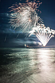 Feuerwerk am Strand von Zingst, Mecklenburg-Vorpommern, Ostsee, Norddeutschland, Deutschland