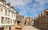 Blick vom Abbey Strand zum Holyrood Palace in Edinburgh, City of Edinburgh, Schottland, Großbritannien