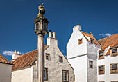 Historischer Markplatz mit Marktkreuz im Dorf Culross, Fife, Schottland, Großbritannien