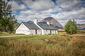Blackrock Cottage am Eingang zum Glencoe, Highlands, Schottland, Großbritannien