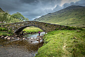 Butter Bridge über den Fluss Kinglas Water, Cairndow, Argyll and Bute, Schottland, Großbritannien