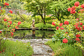 Brunnenstatue und Rhododendren im Ardkinglas House & Garden, Cairndow, Argyll and Bute, Schottland, Großbritannien
