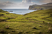 Blick auf die Bucht von Loch Pooltiel, Isle of Skye, Highlands, Schottland, Großbritannien