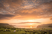 Sonnenuntergang am Loch Pooltiel, Glendale, Isle of Skye, Highlands, Schottland, Großbritannien