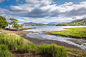 Boot an der Mündung des River Leasgeary in Portree, Isle of Skye, Highlands, Schottland, Großbritannien