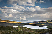 Blick über Loch Leathan zu den Cuillin Hills, Trotternish Halbinsel, Isle of Skye, Highlands, Schottland, Großbritannien