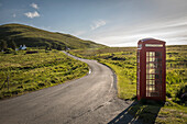 Telefonzelle an abgelegener Landstraße im Norden der Trotternish Halbinsel, Isle of Skye, Highlands, Schottland, Großbritannien