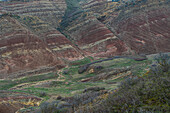 Blick auf das regenbogenfarbene Tal in der Gareja Wüste, in der Nähe von David Garedja Kloster in Kachetien, Georgien