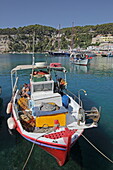 Fischerboot im Hafen von Patitiri, Insel Alonissos, Nördliche Sporaden, Griechenland