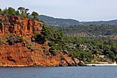Rote Felsen am Kokkinokastro Strand, Insel Alonissos, Nördliche Sporaden, Griechenland