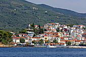 Häuser an der Wasserfront von Skiathos Stadt, Insel Skiathos, Nördliche Sporaden, Griechenland