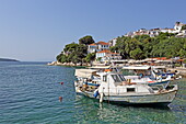 Blick über Fischerboote am Hafenkai zu Skiathos Stadt, Insel Skiathos, Nördliche Sporaden, Griechenland