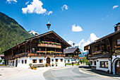 Österreich, Bauernhäuser im traditionellen Baustil in Waidring, Tirol