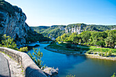 Frankreich, Fluss Ardeche, in der Engstelle der Gorge de Ardeche, im Kalkgestein, Provence