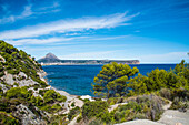 Cabo San Antonio, mit Bucht von Javea (Xavia) und Blick zum Berg Montgo, bei Denia, Costa Blanca, Provinz Alicante, Spanien
