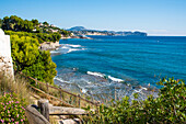 Wanderweg entlang der Küste mit Blick zum Cap d'Or, Moraira, Costa Blanca, Provinz Alicante, Spanien