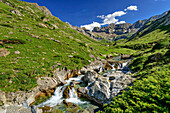 Bergbach fließt durch das Tal des Cirque d'Estaube, Gavarnie, Nationalpark Pyrenäen, UNESCO Welterbe Monte Perdido, Pyrenäen, Frankreich