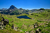 Blick auf See Lac Gentau, Hütte Refuge d'Ayous und Pic du Midi vom Pic de Larry, Pic de Larry, Vallee d'Ossau, Nationalpark Pyrenäen, Pyrenäen, Frankreich