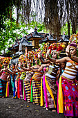 Bunte Prozession, junge Frauen in traditioneller Tracht tanzen für das Festival Gulangan in Karangasem Bali Indonesien