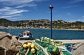 Fischernetze und Fischerboot im Hafen von Port d' Andratx, Mallorca, Spanien