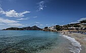 Am Strand von Sant Elm, im Hintergrund die Inseln Es Pantaleu und Sa Dragonera, Mallorca, Spanien