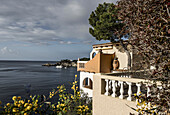 Ferienhaus über der Steilküste bei Peguera, Cala Fornells, Mallorca, Spanien