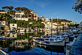 Boote, Fischerhäuser und Villen in Cala Figuera, Gemeinde Santanyí, Mallorca, Spanien